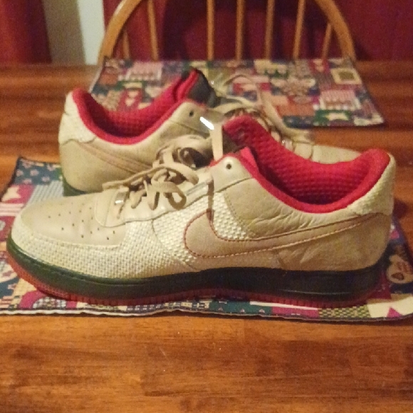 Nike Beige and Red Sneakers with Green Accents - Picture 5 of 7